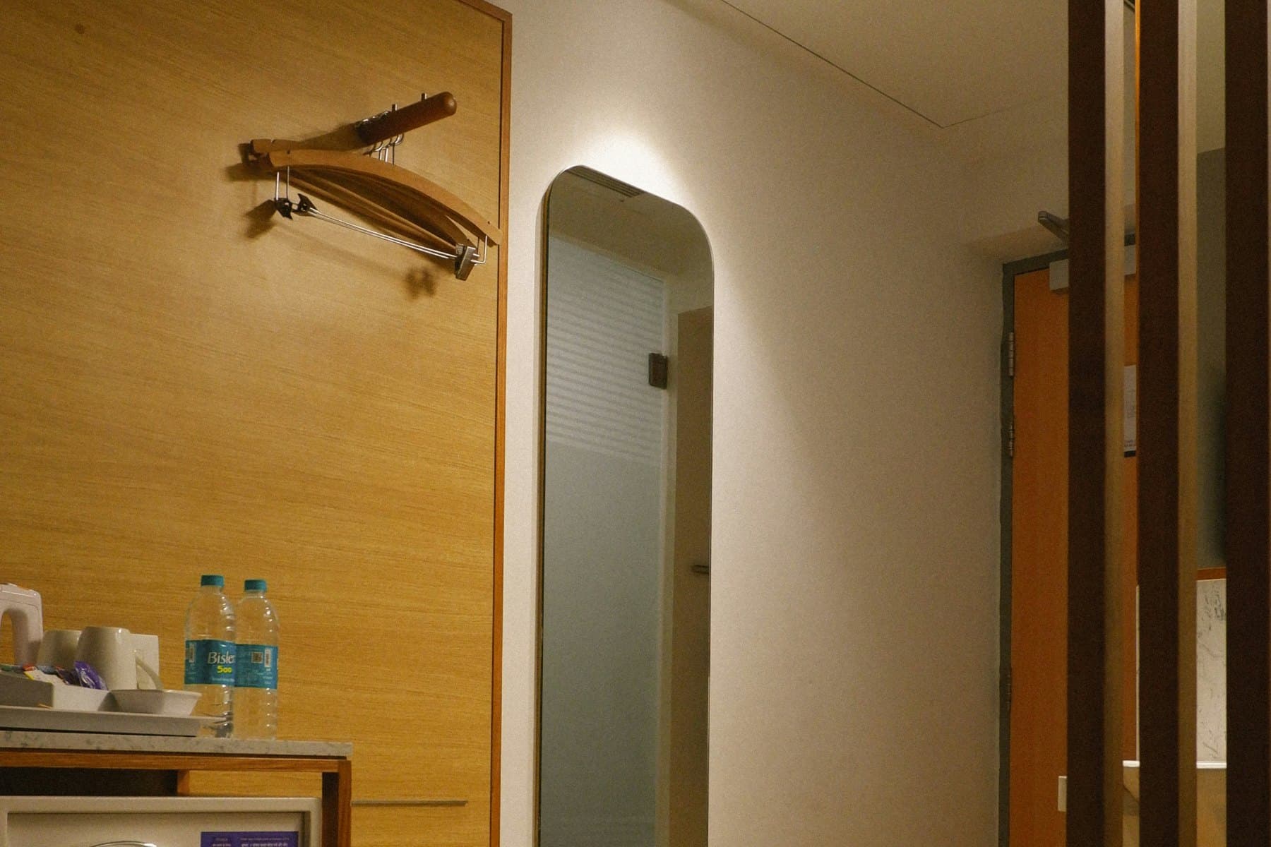 Détail d'un couloir d'étage, hôtel contemporain