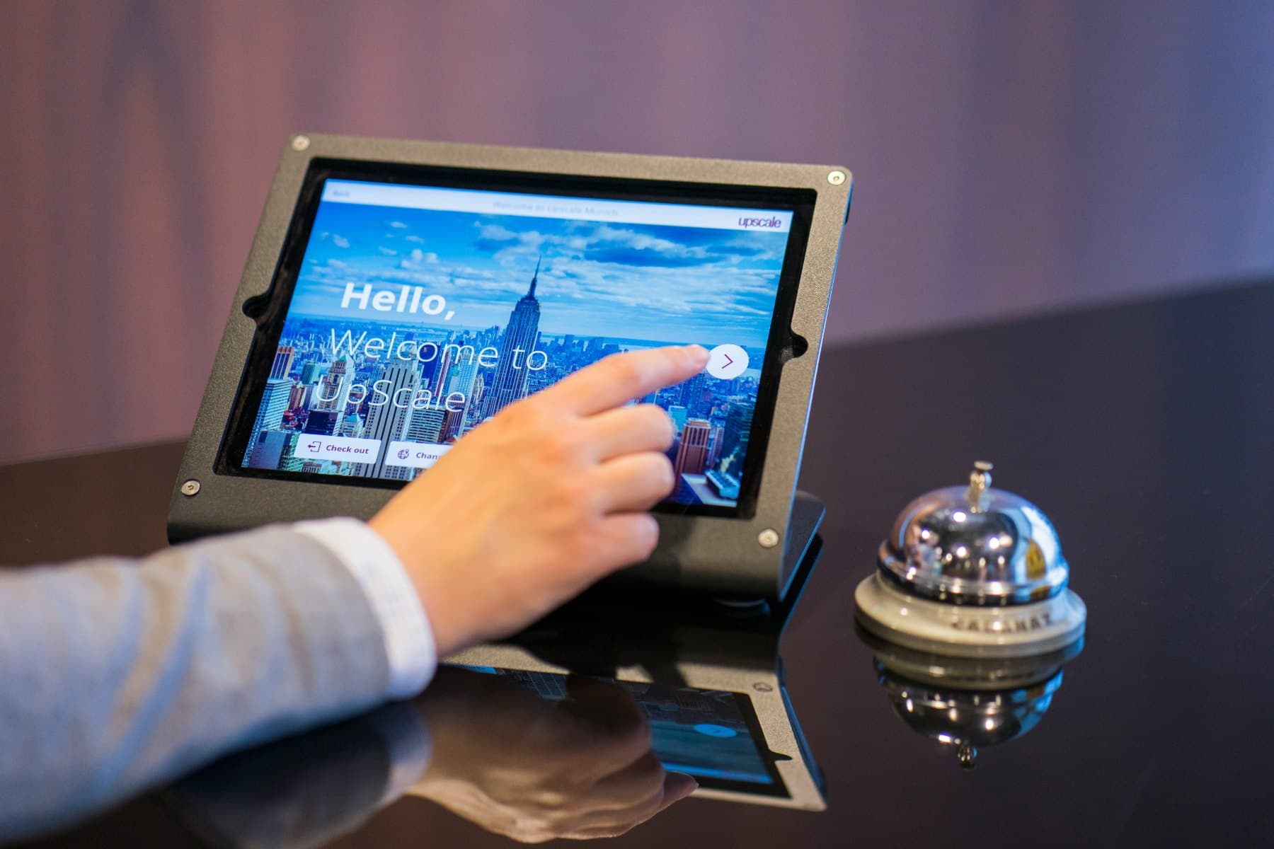 Borne d'accueil digitale dans un hall d'hôtel
