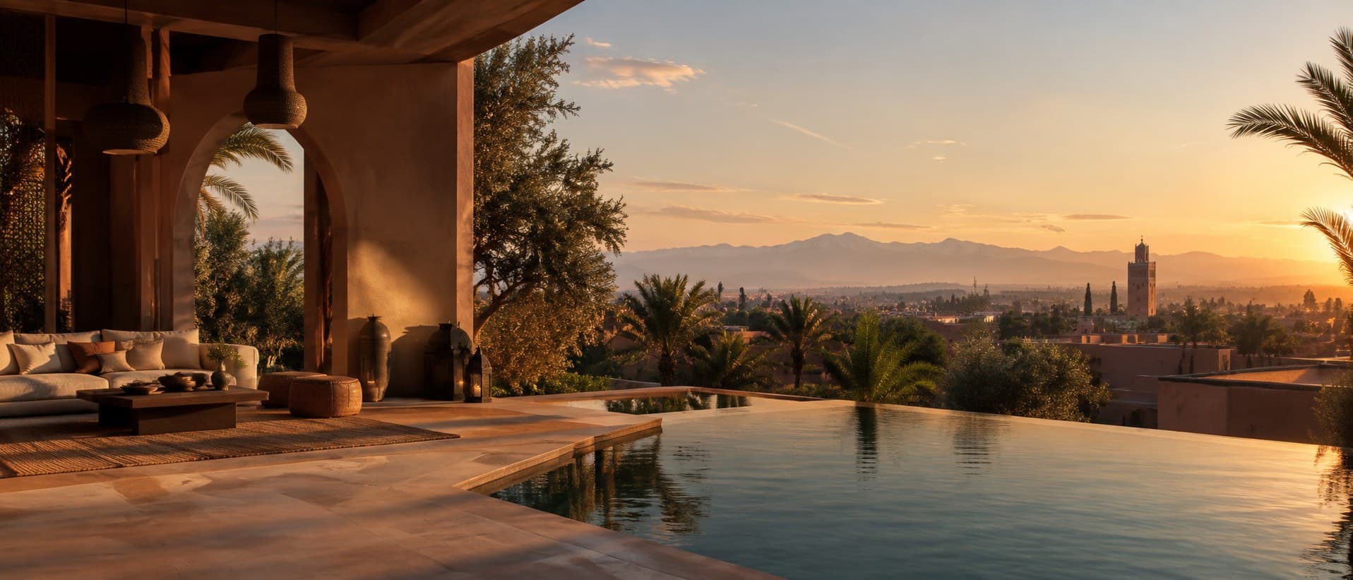 Terrasse et piscine d'un établissement, Marrakech au crépuscule